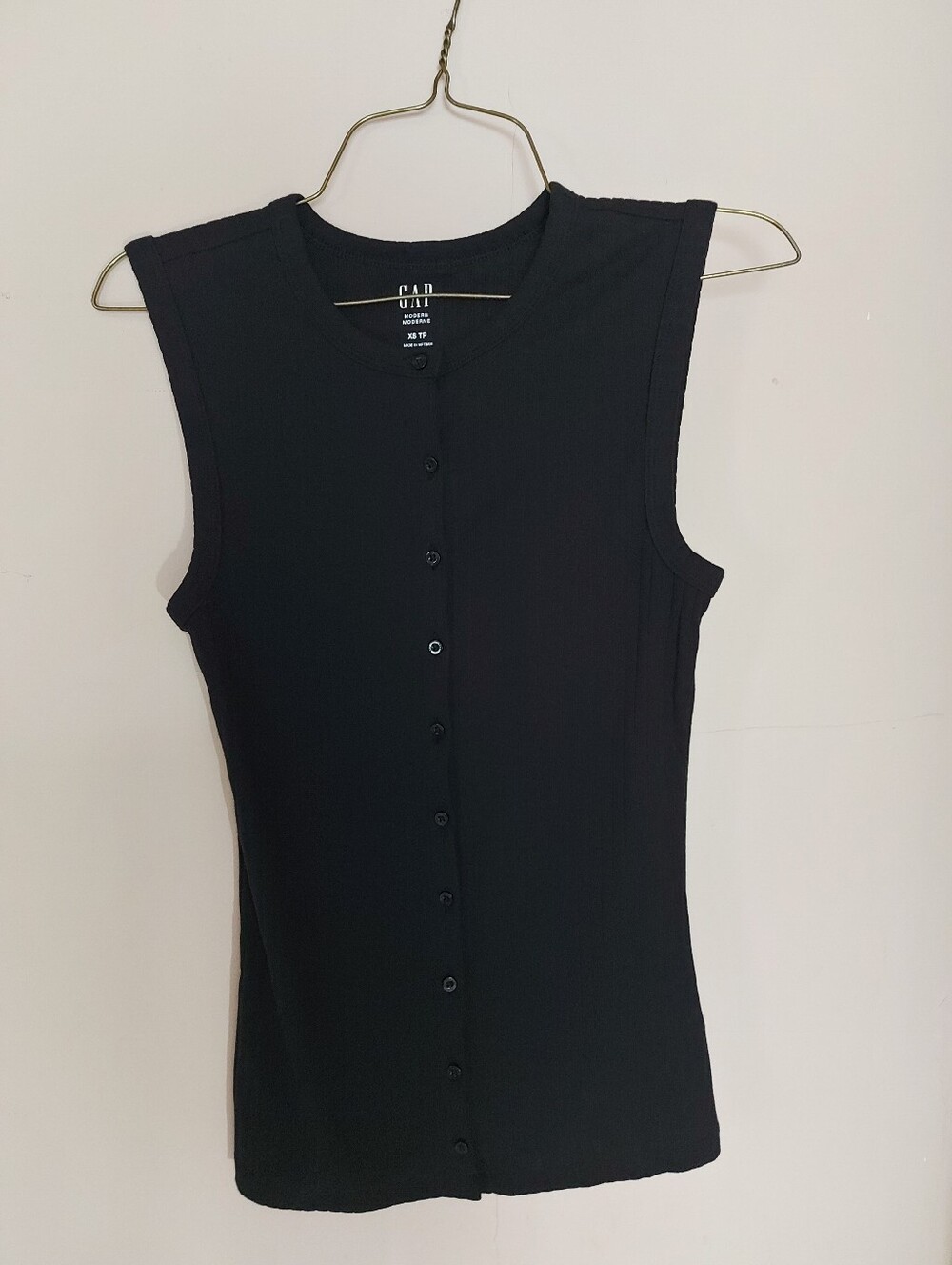 GAP Black Sleeveless Button-Front Ribbed Top